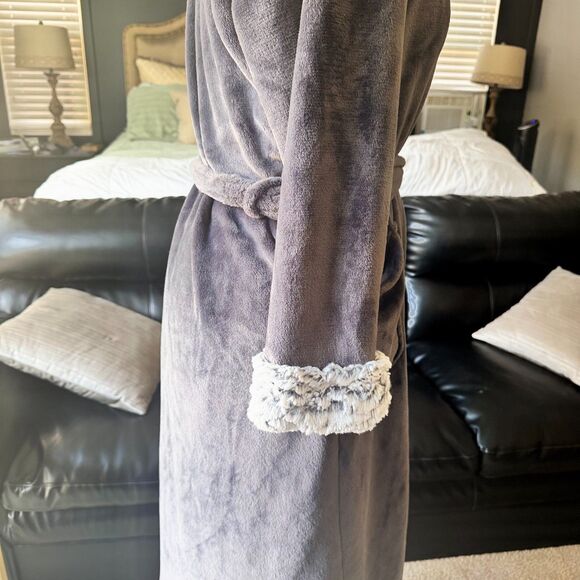 Carole Hochman “Always a Good Night” Plush Robe in size Medium. - Picture 5 of 8